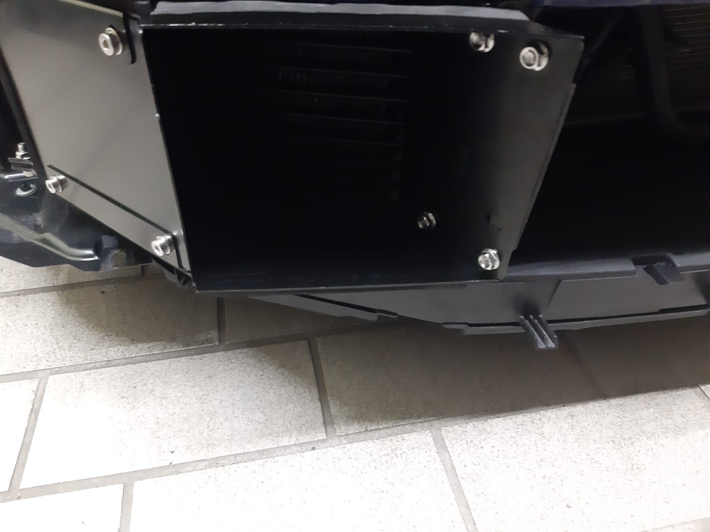 GreenFuchs x SKCustom | Radiatore dell'olio a 10 file con termostato e deflettori dell'aria | GR86 e BRZ II